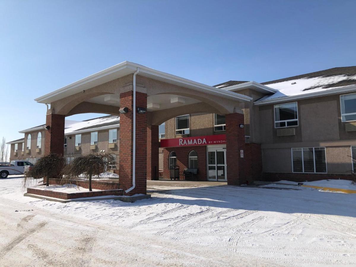 Hotel Ramada By Wyndham Ponoka Exterior foto