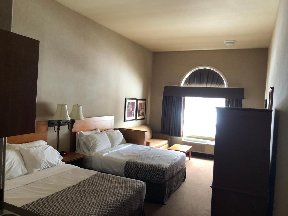 Hotel Ramada By Wyndham Ponoka Exterior foto