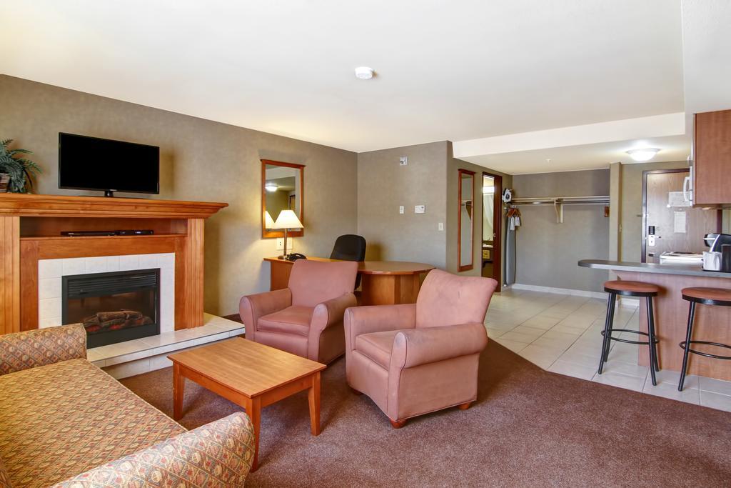 Hotel Ramada By Wyndham Ponoka Exterior foto