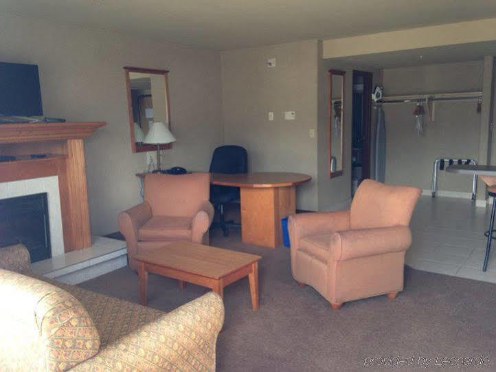 Hotel Ramada By Wyndham Ponoka Exterior foto
